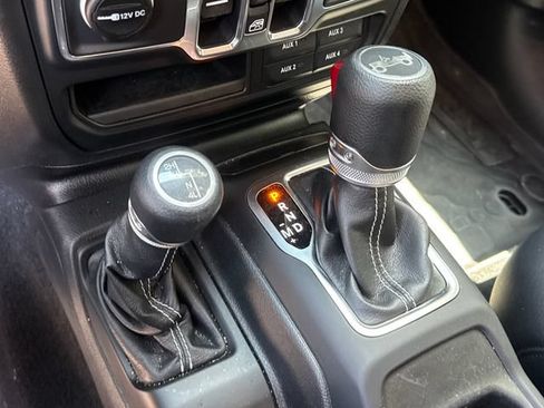 Used 2019 Jeep Wrangler Unlimited Sahara AWD/4WD image 15