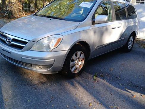 Used 2007 Hyundai Entourage SE image 1