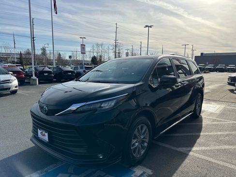 Certified 2025 Toyota Sienna XLE image 7