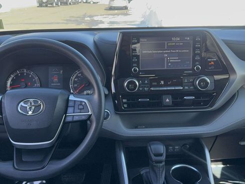 Certified 2022 Toyota Highlander L image 12