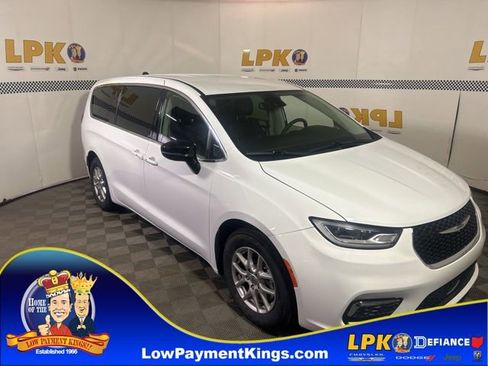 Used 2024 Chrysler Pacifica Touring-L FWD image 1
