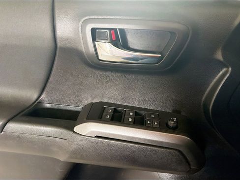 Used 2021 Toyota Tacoma TRD Sport w/ Technology Package image 18