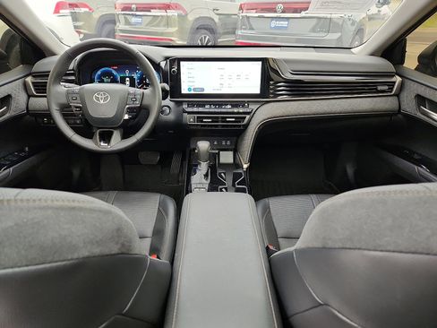 Used 2025 Toyota Camry XLE FWD image 11