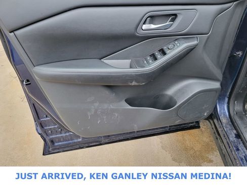 Used 2025 Nissan Rogue SV image 14