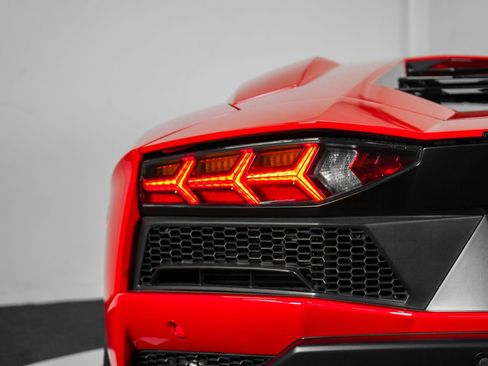 Used 2018 Lamborghini Aventador S image 22