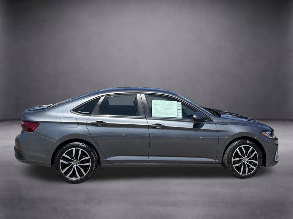 Used 2025 Volkswagen Jetta SE FWD image 3