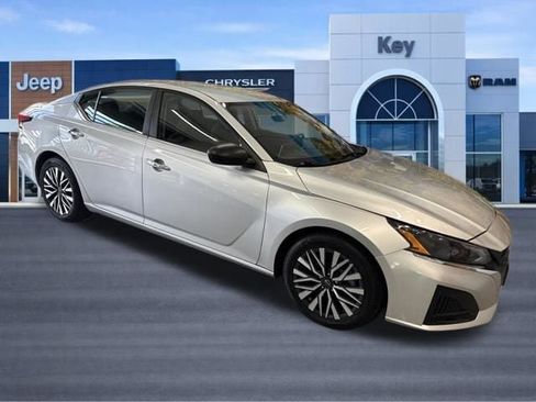 Used 2024 Nissan Altima 2.5 SV FWD image 9