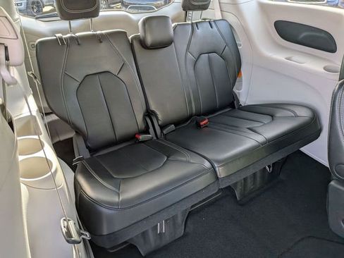 Used 2024 Chrysler Pacifica Touring-L image 26