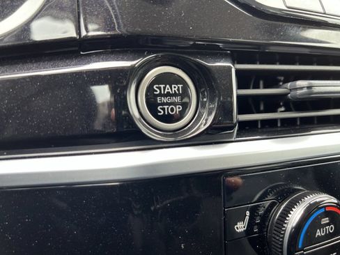 Used 2024 Nissan Pathfinder SL FWD image 17