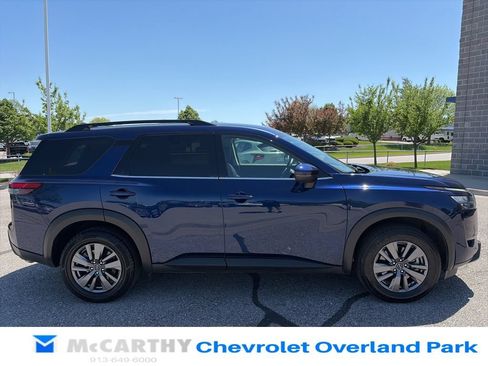 Used 2025 Nissan Pathfinder SV FWD image 17