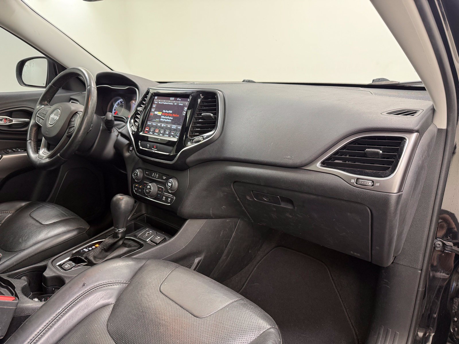 Used 2019 Jeep Cherokee Limited w/ Trailer Tow Group FWD image 28