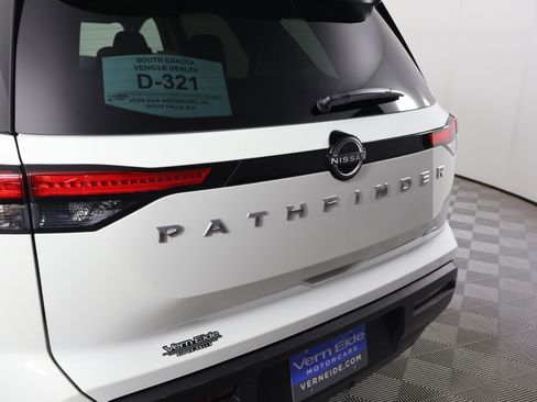 Used 2025 Nissan Pathfinder SV image 15