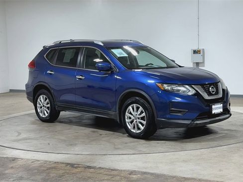 Used 2017 Nissan Rogue SV w/ SV Premium Package image 2
