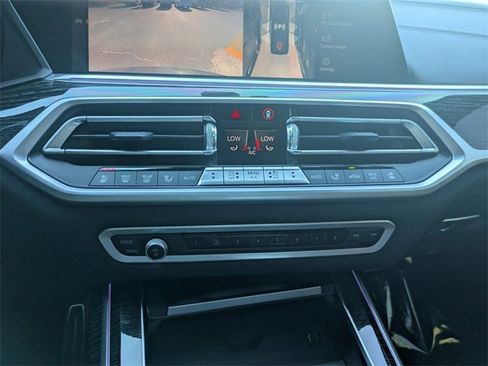 Used 2021 BMW X7 M50i image 18