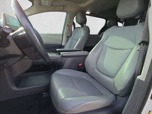 Used 2022 Toyota Sienna XLE FWD image 16
