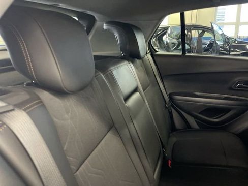 Used 2022 Chevrolet Trax LT w/ LT Convenience Package image 32