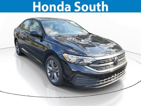 Used 2024 Volkswagen Jetta SE image 1
