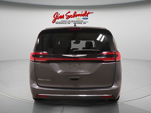 Used 2023 Chrysler Pacifica Touring-L FWD image 5