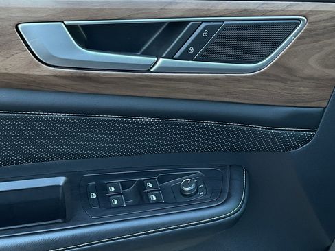 Used 2024 Volkswagen Atlas SE image 12