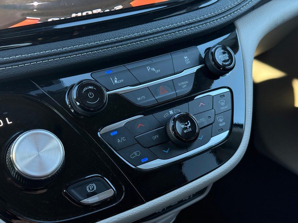 Certified 2024 Chrysler Pacifica Limited FWD image 19