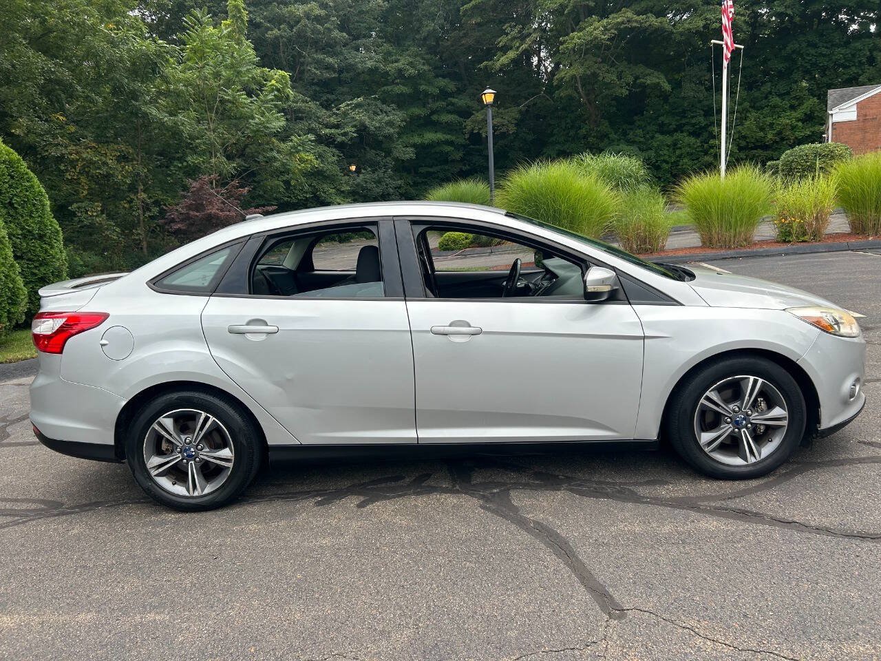 Used 2014 Ford Focus SE w/ SE Sport Package FWD image 6