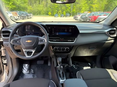 Used 2025 Chevrolet TrailBlazer LT w/ Convenience Package AWD/4WD image 23