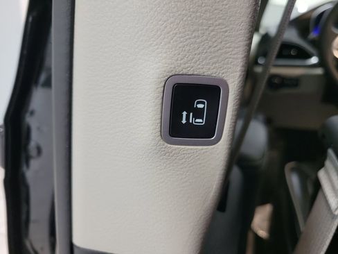 Used 2023 Chrysler Pacifica Limited FWD image 33