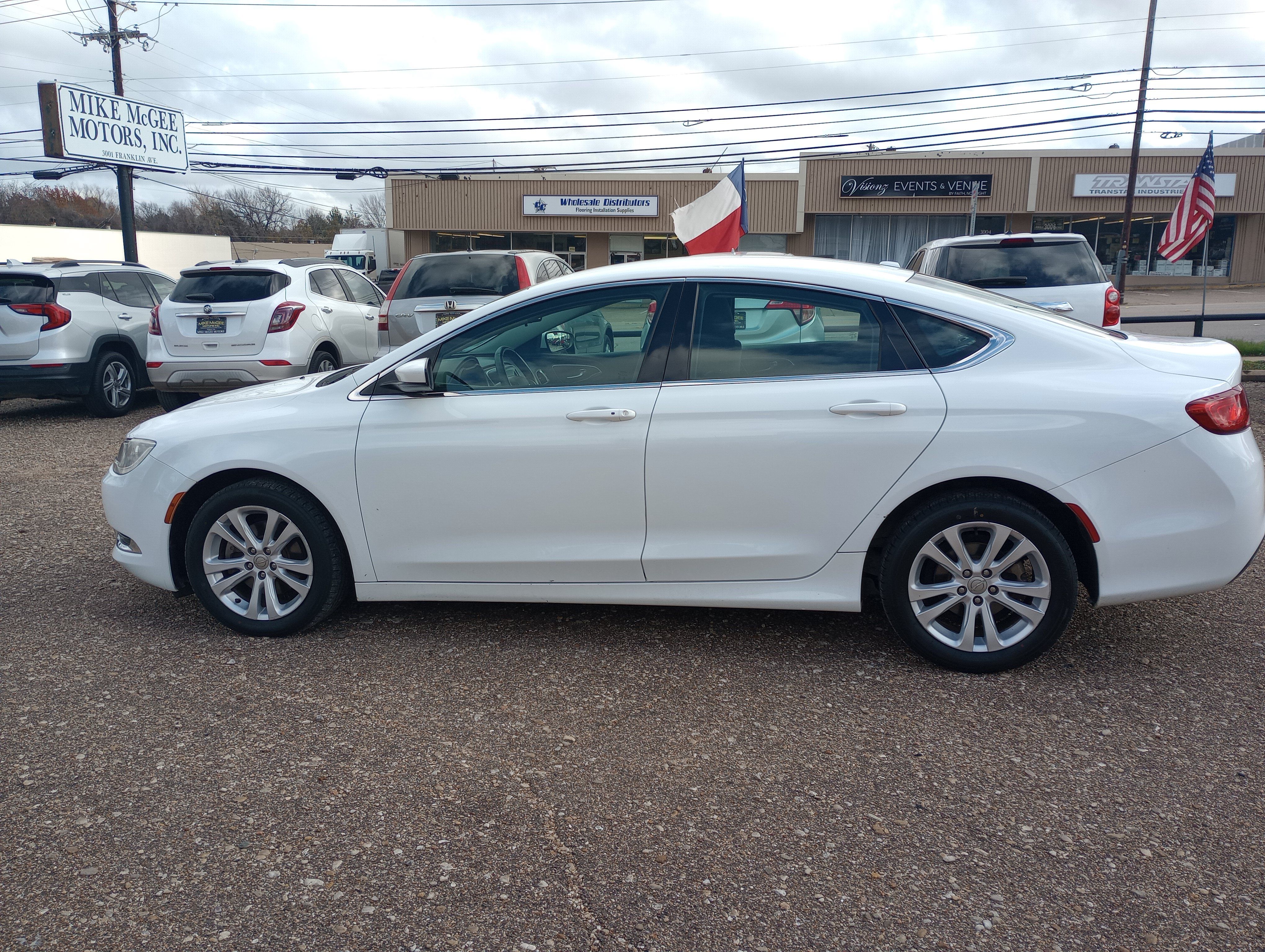 Used 2015 Chrysler 200 Limited FWD image 4