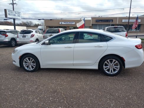 Used 2015 Chrysler 200 Limited FWD image 4