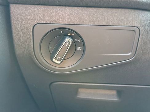 Used 2020 Volkswagen Tiguan SE image 32