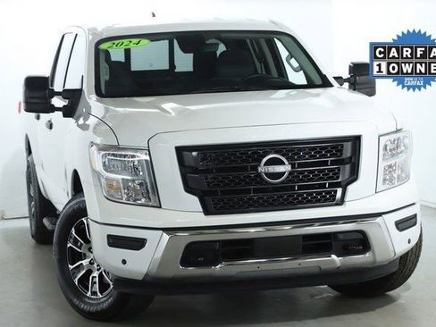 Used 2024 Nissan Titan SV w/ SV Convenience Package image 2