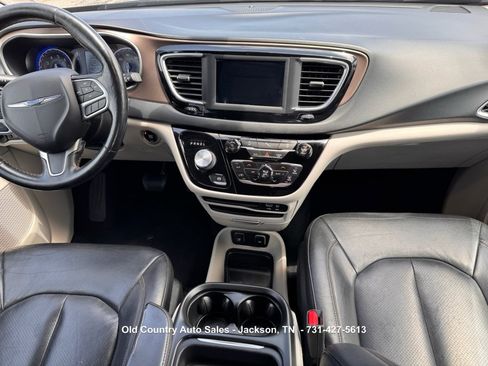Used 2019 Chrysler Pacifica Touring-L FWD image 13