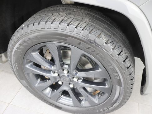 Used 2020 Jeep Grand Cherokee Altitude AWD/4WD image 3