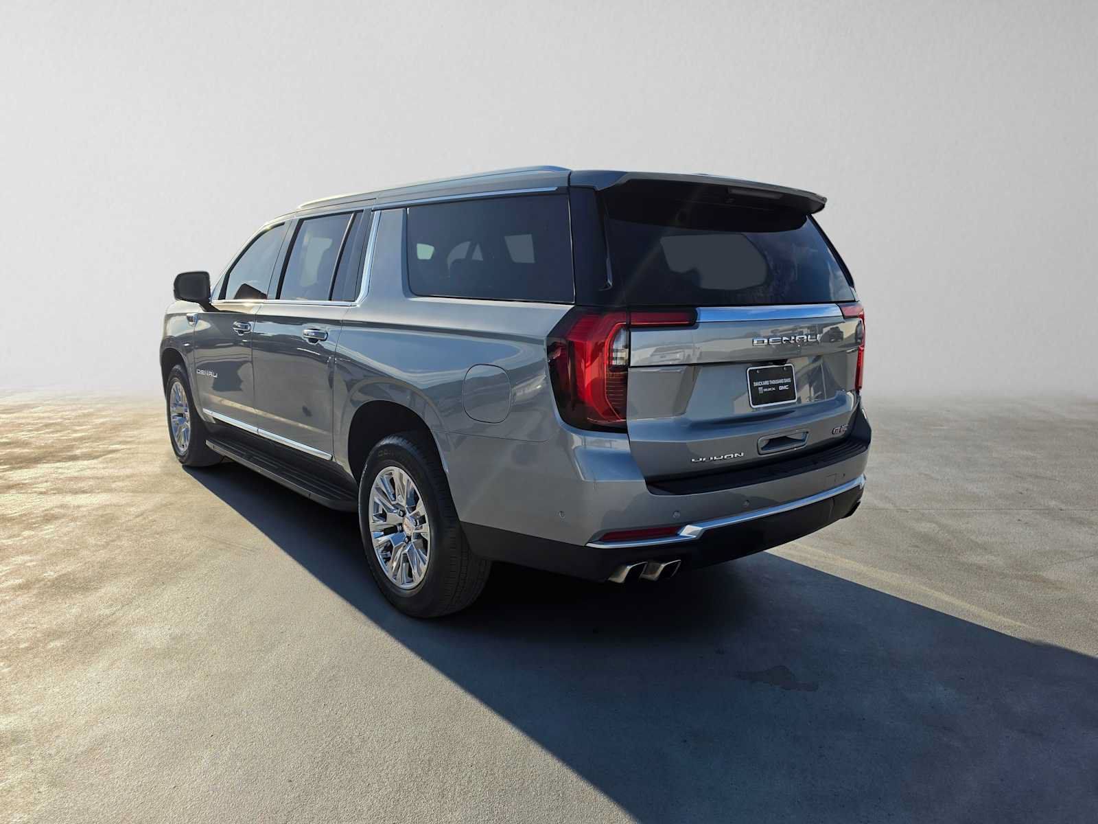 Used 2025 GMC Yukon XL Denali AWD/4WD image 5