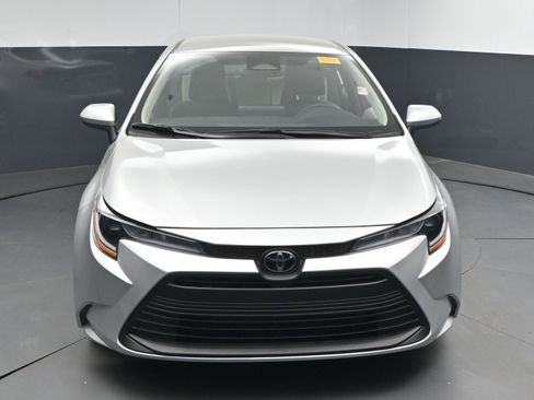 Used 2025 Toyota Corolla LE image 2