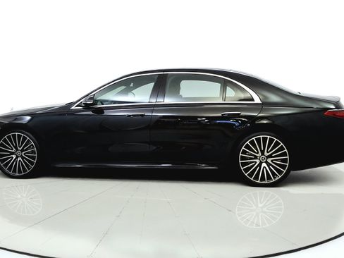 Used 2022 Mercedes-Benz S 500 4MATIC w/ AMG Line Package image 4