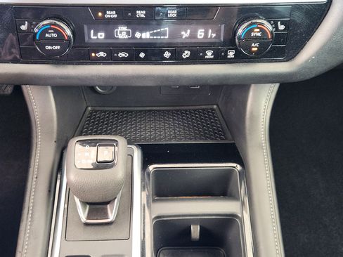 Used 2025 Nissan Pathfinder SV AWD/4WD image 18