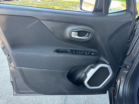 Used 2018 Jeep Renegade Latitude image 9