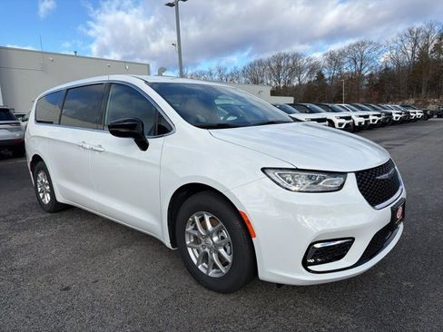 New 2026 Chrysler Pacifica Select image 1