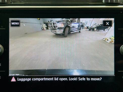 Used 2018 Volkswagen Tiguan SE w/ Panoramic Sunroof Package image 9