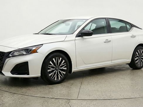 Used 2025 Nissan Altima 2.5 SV FWD image 3