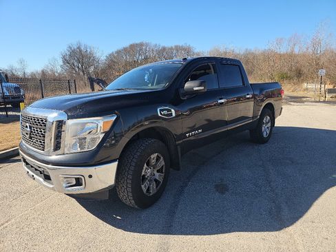 Used 2017 Nissan Titan SV image 1