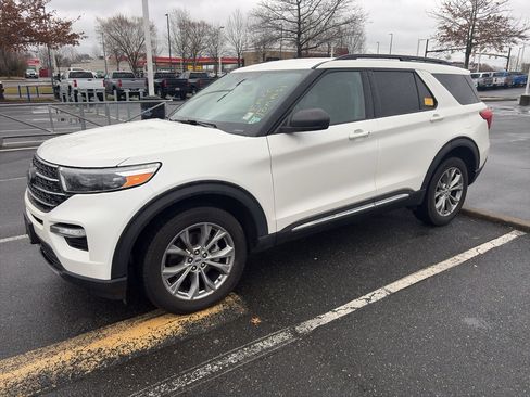 Used 2022 Ford Explorer XLT w/ Equipment Group 202A image 3