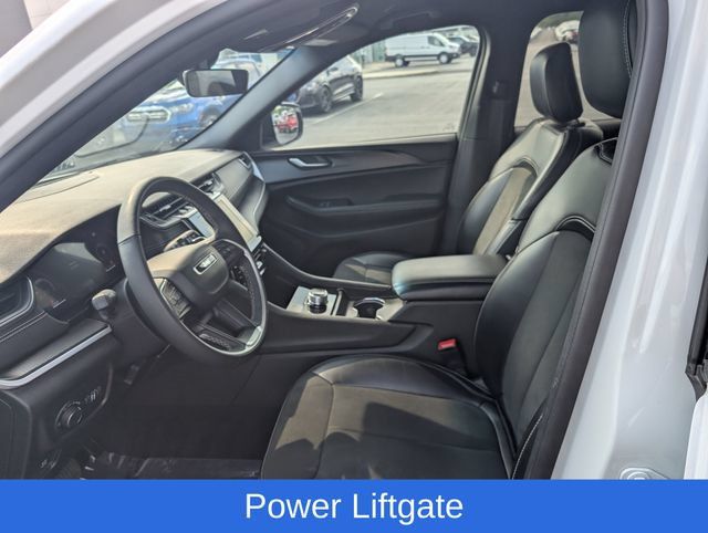 Used 2025 Jeep Grand Cherokee Altitude AWD/4WD image 14