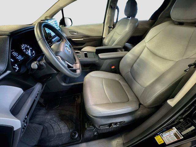 Used 2023 Toyota Sienna XLE w/ XLE Plus Package FWD image 22