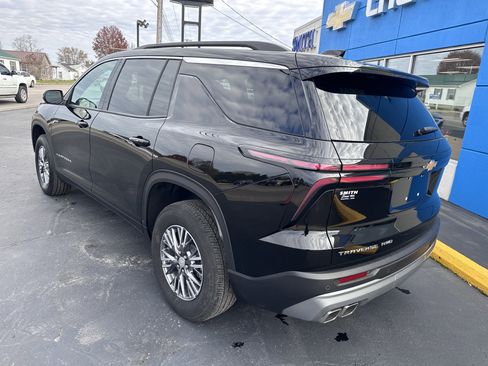 Used 2025 Chevrolet Traverse LT image 4