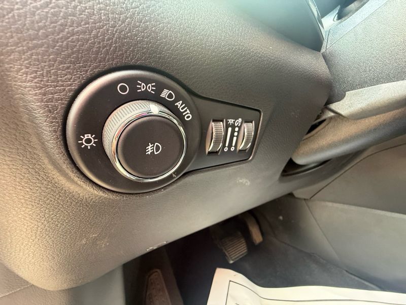 Used 2025 Jeep Compass Trailhawk AWD/4WD image 22