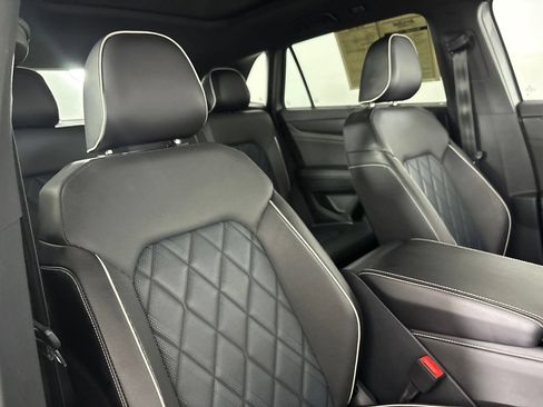 Used 2024 Volkswagen Atlas Cross Sport SEL Premium R-Line AWD/4WD image 29