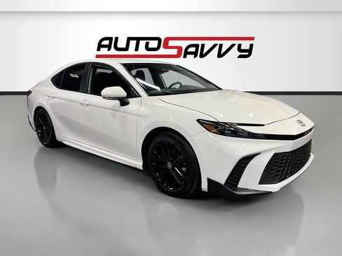 Used 2025 Toyota Camry SE FWD image 1