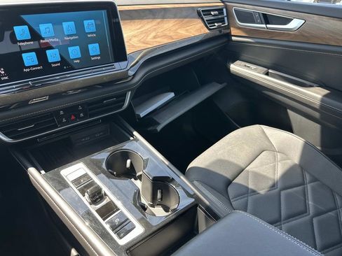 Used 2025 Volkswagen Atlas SE AWD/4WD image 35